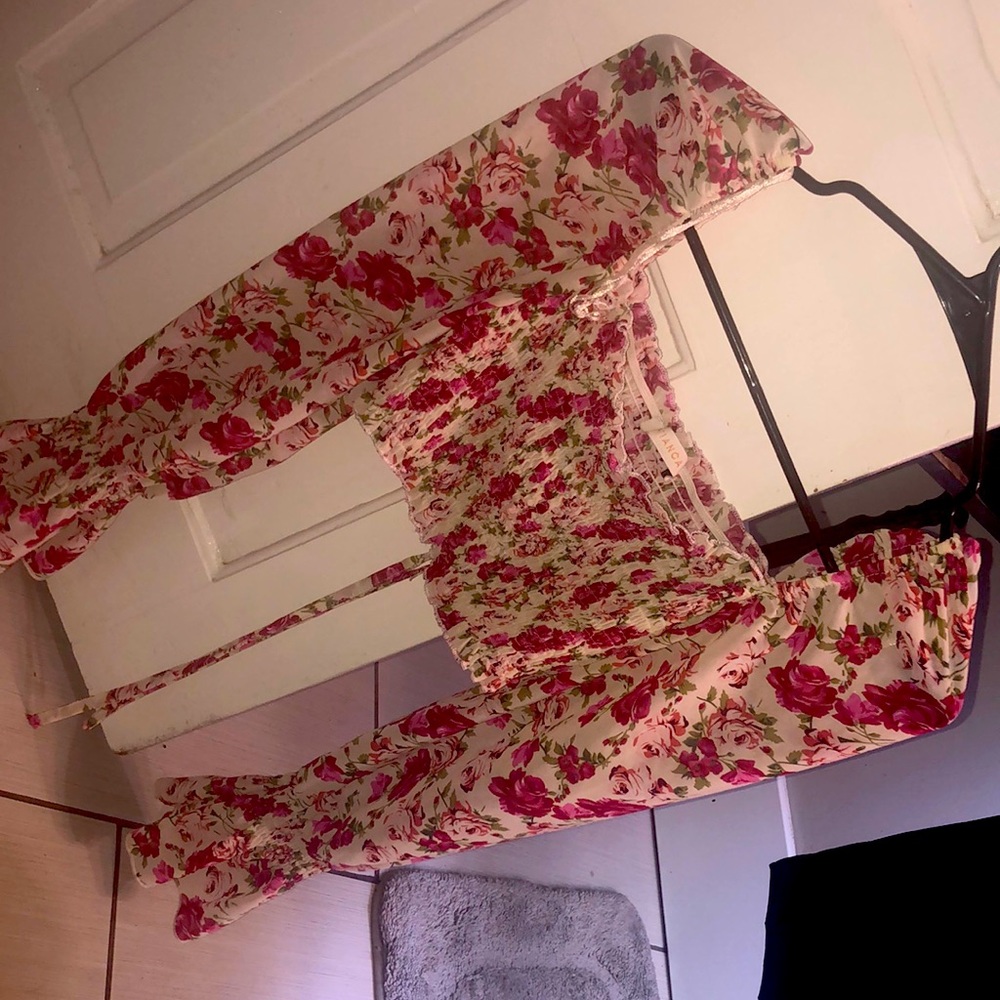 This is a beautiful long sleeve flowery crop top it’s great for summer time
